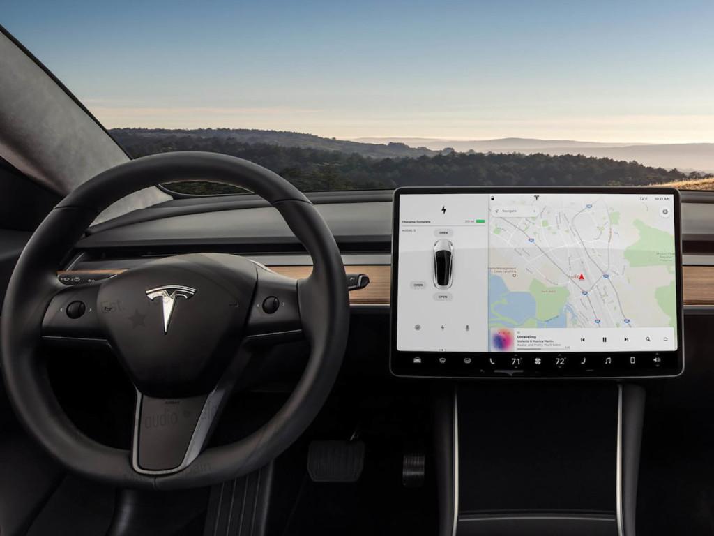 Así funciona la pantalla del Tesla Model 3, y resulta que tienes que tocarla para TODO